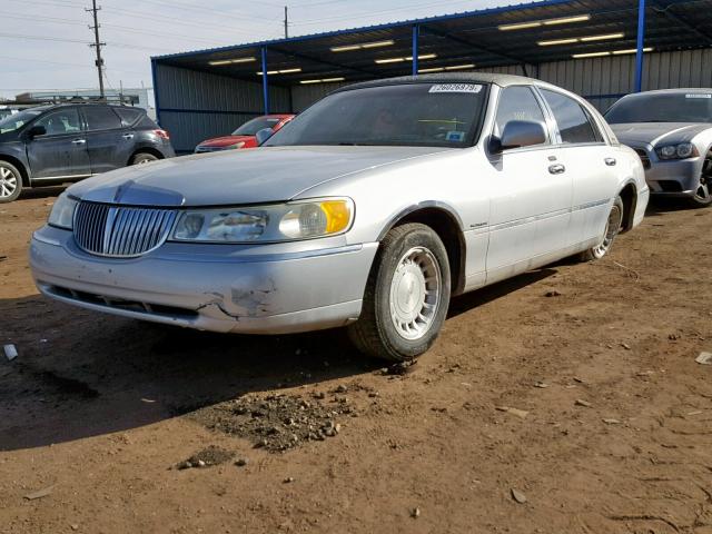 1LNHM81W71Y732570 - 2001 LINCOLN TOWN CAR E SILVER photo 2