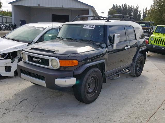 JTEZU11F570011859 - 2007 TOYOTA FJ CRUISER BLACK photo 2