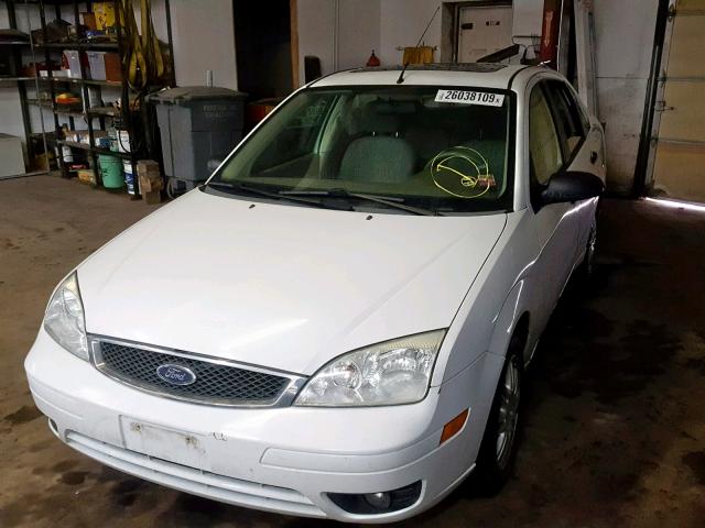 1FAFP34N75W174476 - 2005 FORD FOCUS ZX4 WHITE photo 2