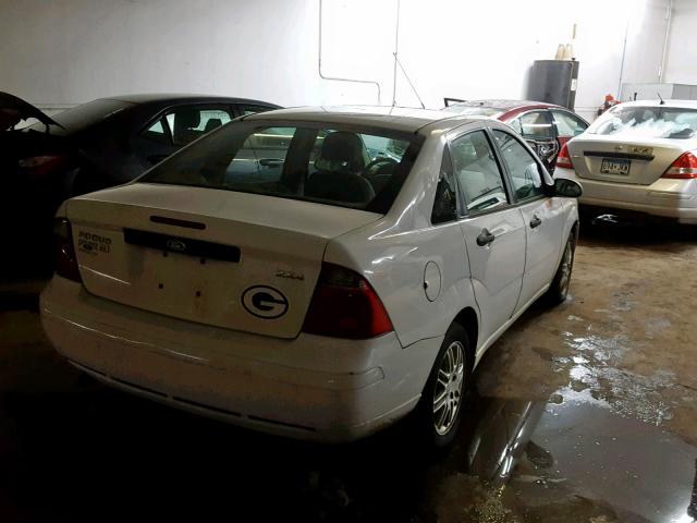 1FAFP34N75W174476 - 2005 FORD FOCUS ZX4 WHITE photo 4