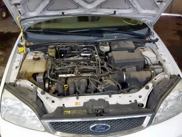 1FAFP34N75W174476 - 2005 FORD FOCUS ZX4 WHITE photo 7