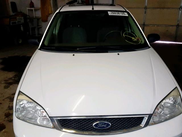 1FAFP34N75W174476 - 2005 FORD FOCUS ZX4 WHITE photo 9