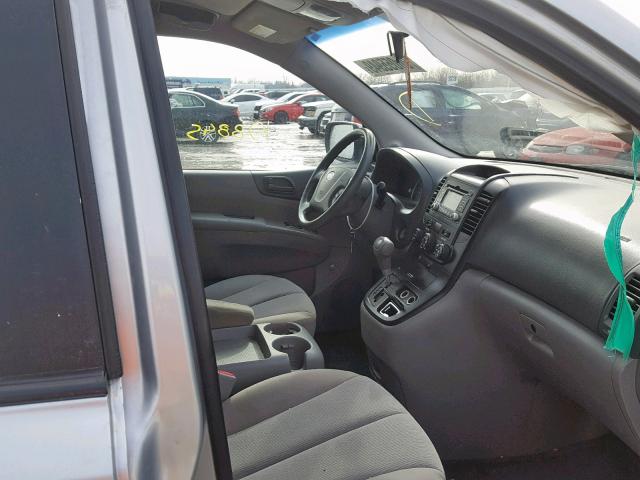 KNDMG4C37A6341422 - 2010 KIA SEDONA LX SILVER photo 5