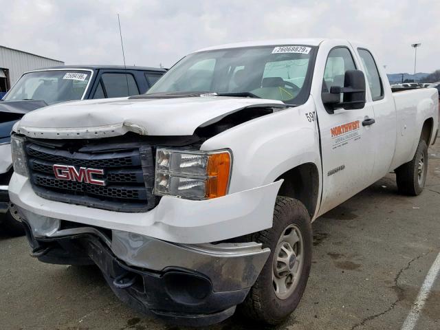 1GT21ZCG4CZ302586 - 2012 GMC SIERRA C25 WHITE photo 2