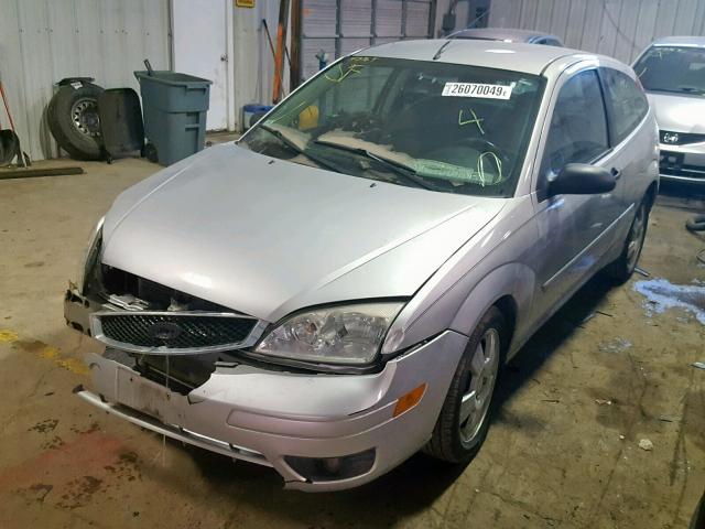 3FAFP31N25R133969 - 2005 FORD FOCUS ZX3 SILVER photo 2