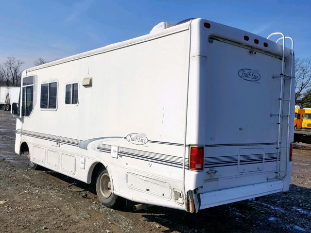 5B4JP57J413326319 - 2001 WORKHORSE CUSTOM CHASSIS MOTORHOME WHITE photo 3