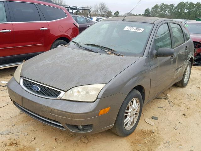 3FAFP37N25R126320 - 2005 FORD FOCUS ZX5 GRAY photo 2