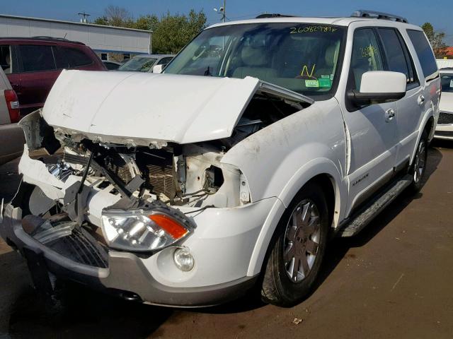 5LMFU28R44LJ42264 - 2004 LINCOLN NAVIGATOR WHITE photo 2
