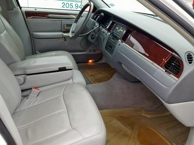 1LNHM82W45Y618241 - 2005 LINCOLN TOWN CAR S WHITE photo 5