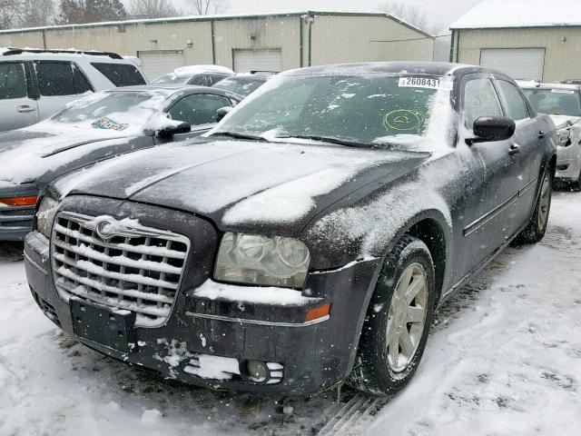 2C3JA53G15H102454 - 2005 CHRYSLER 300 TOURIN BURGUNDY photo 2