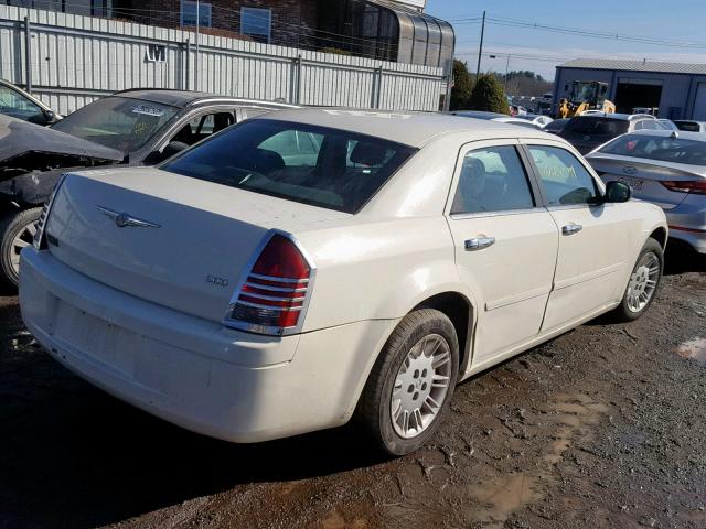 2C3JA43R55H583210 - 2005 CHRYSLER 300 WHITE photo 4