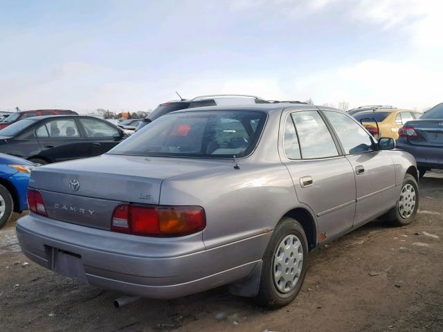 4T1BG12K8TU826127 - 1996 TOYOTA CAMRY DX GRAY photo 4