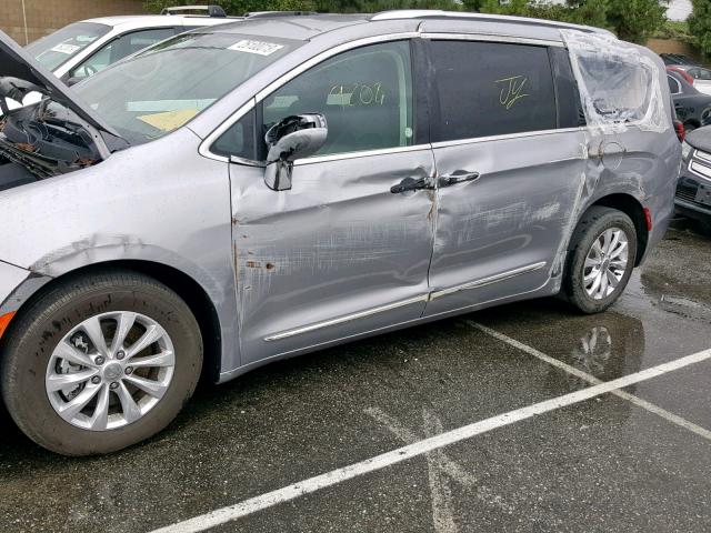 2C4RC1BG6JR290783 - 2018 CHRYSLER PACIFICA T SILVER photo 9