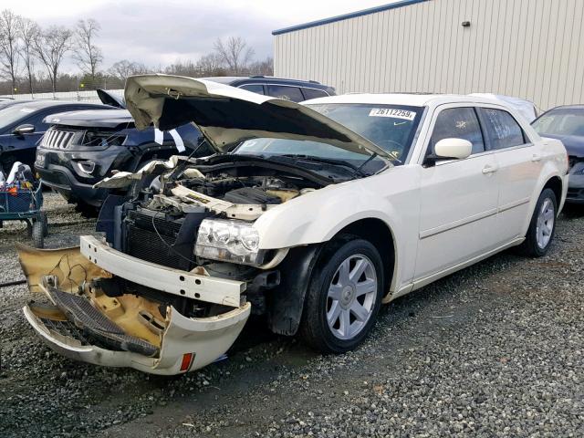 2C3JA53G05H592577 - 2005 CHRYSLER 300 TOURIN WHITE photo 2