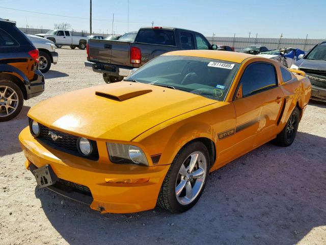 1ZVHT82H885160862 - 2008 FORD MUSTANG GT YELLOW photo 2