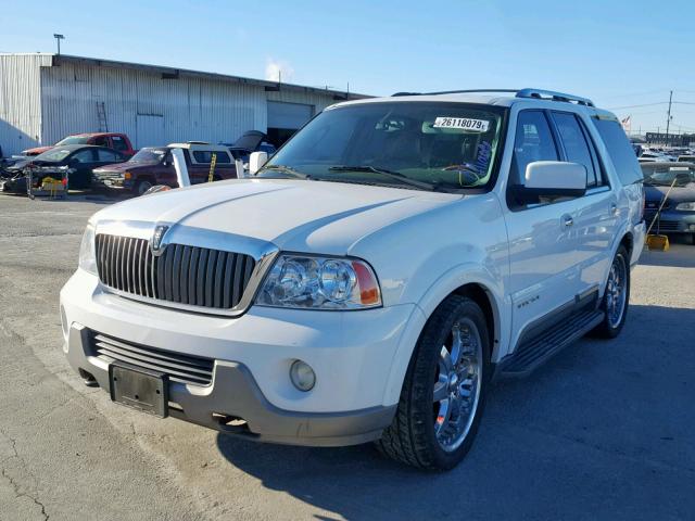 5LMFU27R34LJ30964 - 2004 LINCOLN NAVIGATOR WHITE photo 2