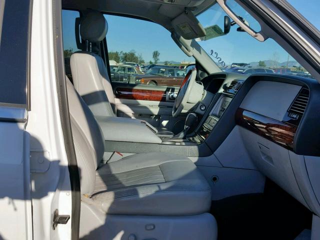 5LMFU27R34LJ30964 - 2004 LINCOLN NAVIGATOR WHITE photo 5