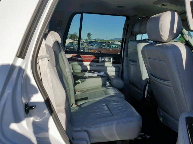 5LMFU27R34LJ30964 - 2004 LINCOLN NAVIGATOR WHITE photo 6