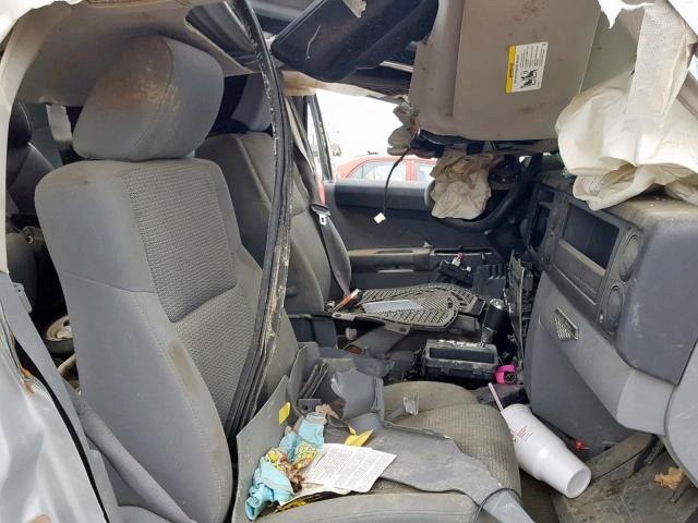 1J8HH48K47C613409 - 2007 JEEP COMMANDER SILVER photo 5