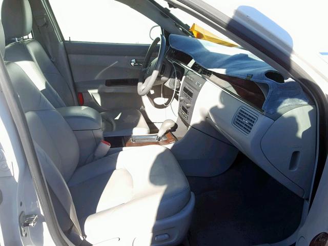 2G4WD582681247312 - 2008 BUICK LACROSSE C WHITE photo 5