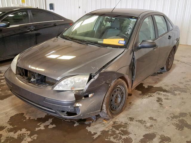 1FAFP34N65W112034 - 2005 FORD FOCUS ZX4 GRAY photo 2