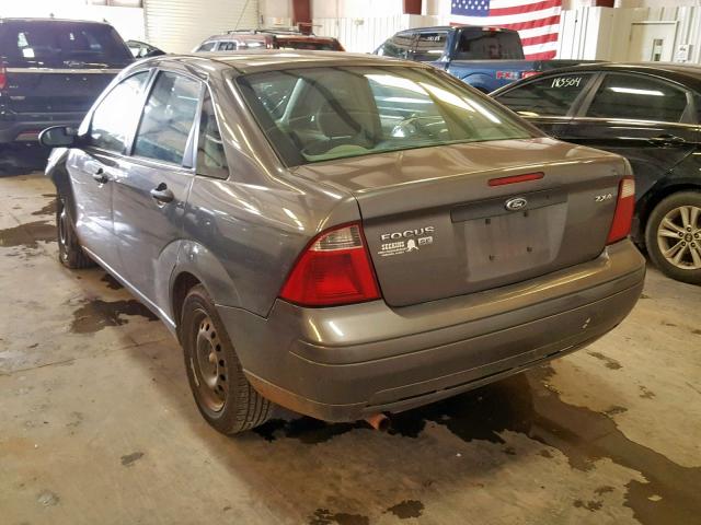 1FAFP34N65W112034 - 2005 FORD FOCUS ZX4 GRAY photo 3