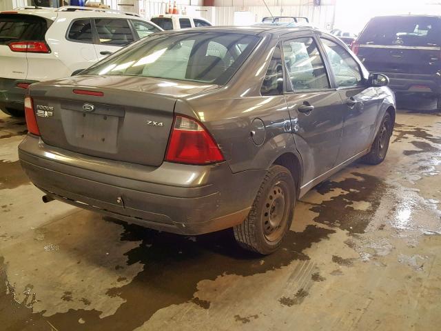 1FAFP34N65W112034 - 2005 FORD FOCUS ZX4 GRAY photo 4