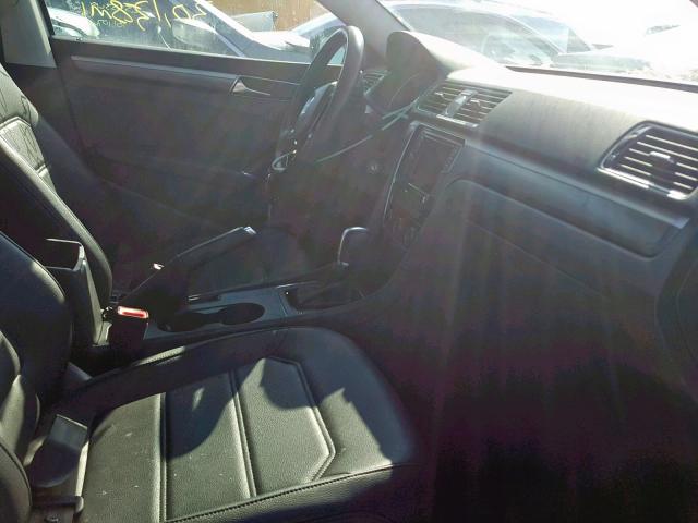 1VWDT7A38HC075353 - 2017 VOLKSWAGEN PASSAT R-L WHITE photo 5