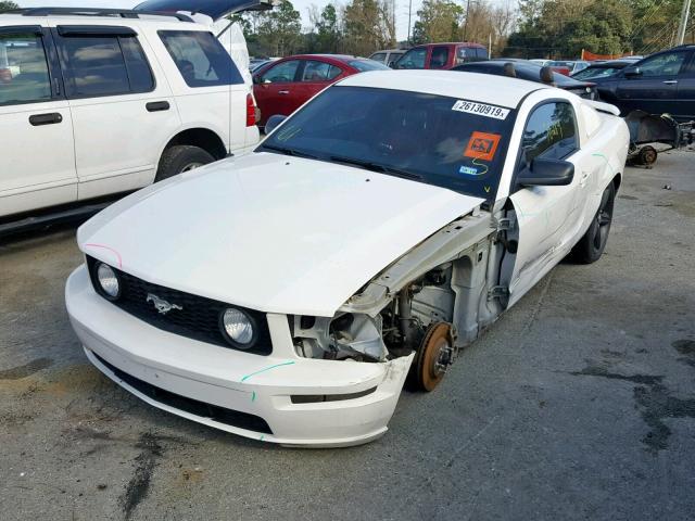 1ZVHT82H755226992 - 2005 FORD MUSTANG GT WHITE photo 2