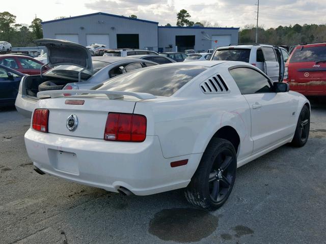 1ZVHT82H755226992 - 2005 FORD MUSTANG GT WHITE photo 4