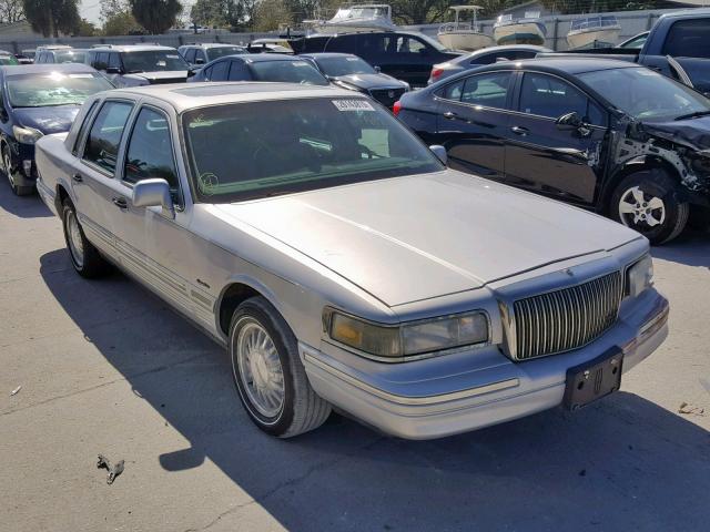 1LNLM82W7VY689590 - 1997 LINCOLN TOWN CAR SILVER photo 1