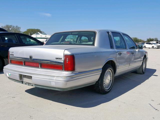 1LNLM82W7VY689590 - 1997 LINCOLN TOWN CAR SILVER photo 4