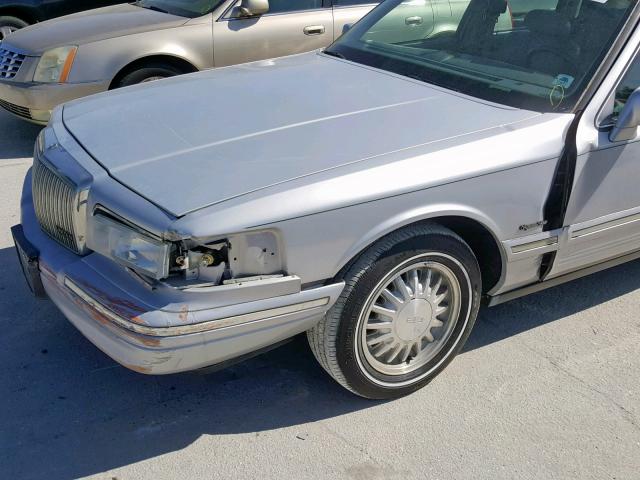 1LNLM82W7VY689590 - 1997 LINCOLN TOWN CAR SILVER photo 9