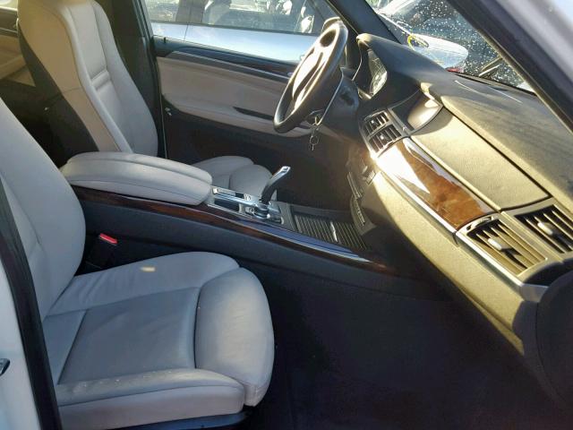 5UXZV8C57CL424484 - 2012 BMW X5 XDRIVE5 WHITE photo 5