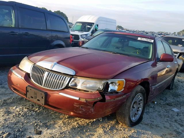 1LNFM83WXWY716732 - 1998 LINCOLN TOWN CAR C MAROON photo 2