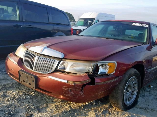 1LNFM83WXWY716732 - 1998 LINCOLN TOWN CAR C MAROON photo 9