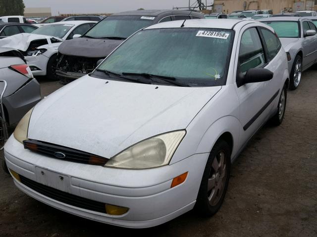 3FAFP31331R166746 - 2001 FORD FOCUS ZX3 WHITE photo 2