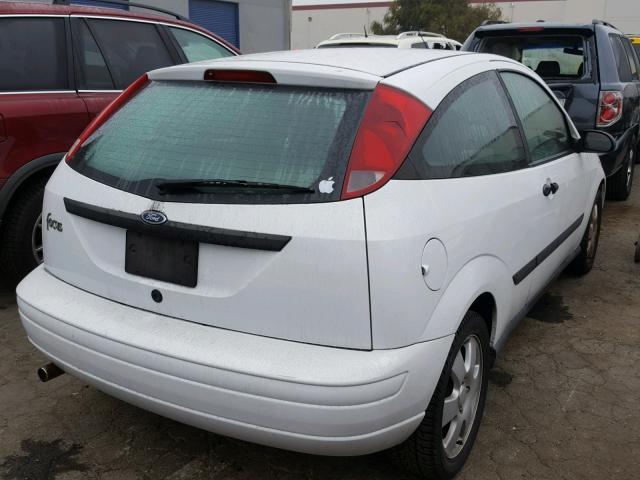 3FAFP31331R166746 - 2001 FORD FOCUS ZX3 WHITE photo 4