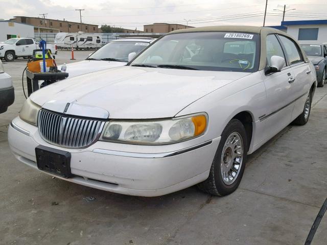 1LNHM83W8YY913992 - 2000 LINCOLN TOWN CAR C WHITE photo 2