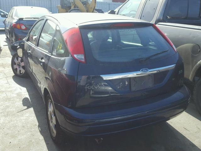 3FAFP37362R203720 - 2002 FORD FOCUS ZX5 BLUE photo 3