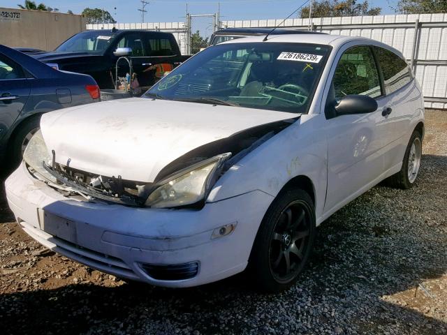 1FAFP31N97W140398 - 2007 FORD FOCUS ZX3 WHITE photo 2