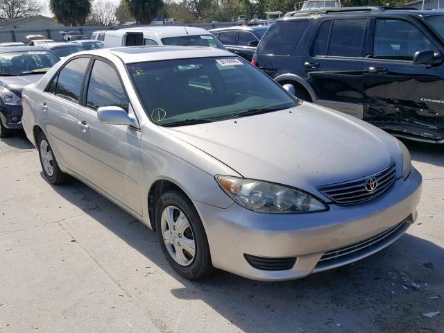 JTDBE32K463045749 - 2006 TOYOTA CAMRY LE SILVER photo 1