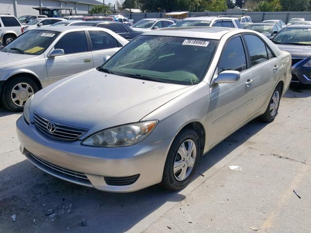 JTDBE32K463045749 - 2006 TOYOTA CAMRY LE SILVER photo 2