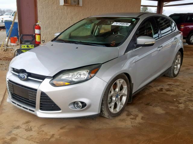 1FAHP3N2XCL209586 - 2012 FORD FOCUS TITA SILVER photo 2