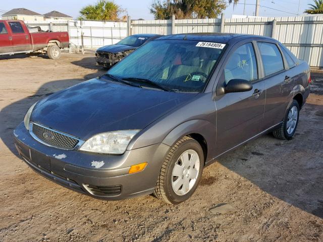 1FAFP34NX7W229263 - 2007 FORD FOCUS ZX4 GRAY photo 2