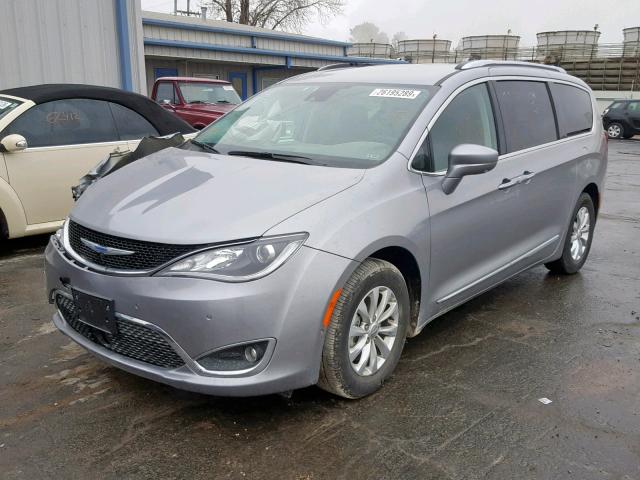 2C4RC1BG4JR270211 - 2018 CHRYSLER PACIFICA T SILVER photo 2