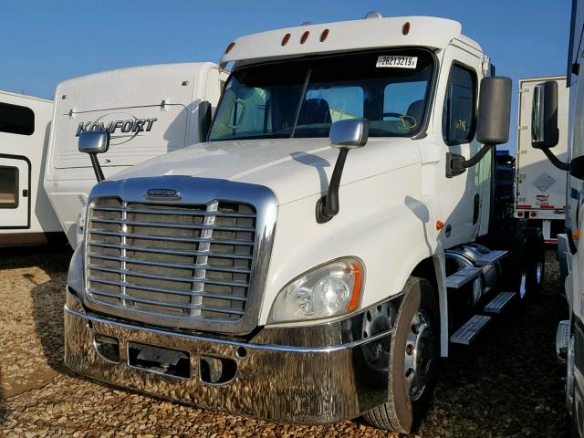 3AKJGEFG9JDJU8778 - 2018 FREIGHTLINER CASCADIA 1 WHITE photo 2