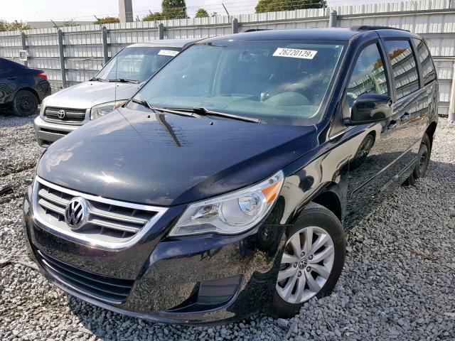 2C4RVABG2ER135356 - 2014 VOLKSWAGEN ROUTAN SE BLACK photo 2