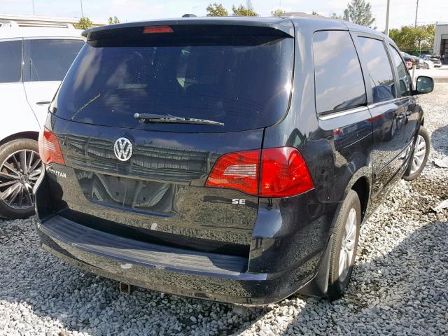 2C4RVABG2ER135356 - 2014 VOLKSWAGEN ROUTAN SE BLACK photo 4