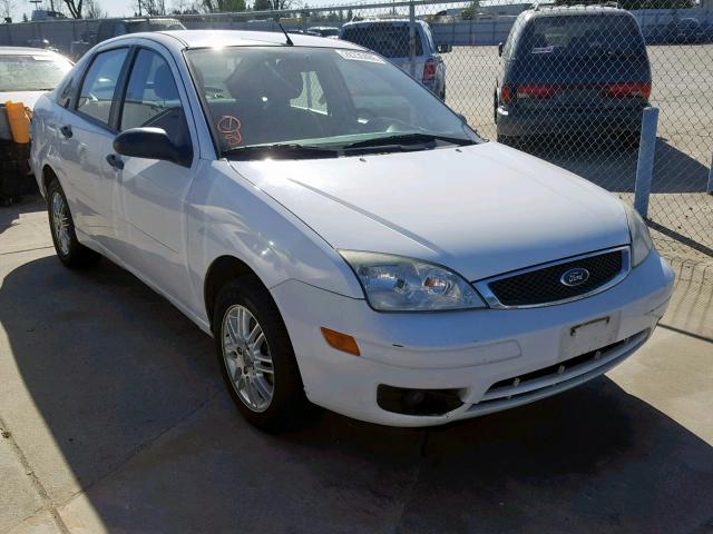 1FAHP34N06W195194 - 2006 FORD FOCUS ZX4 WHITE photo 1